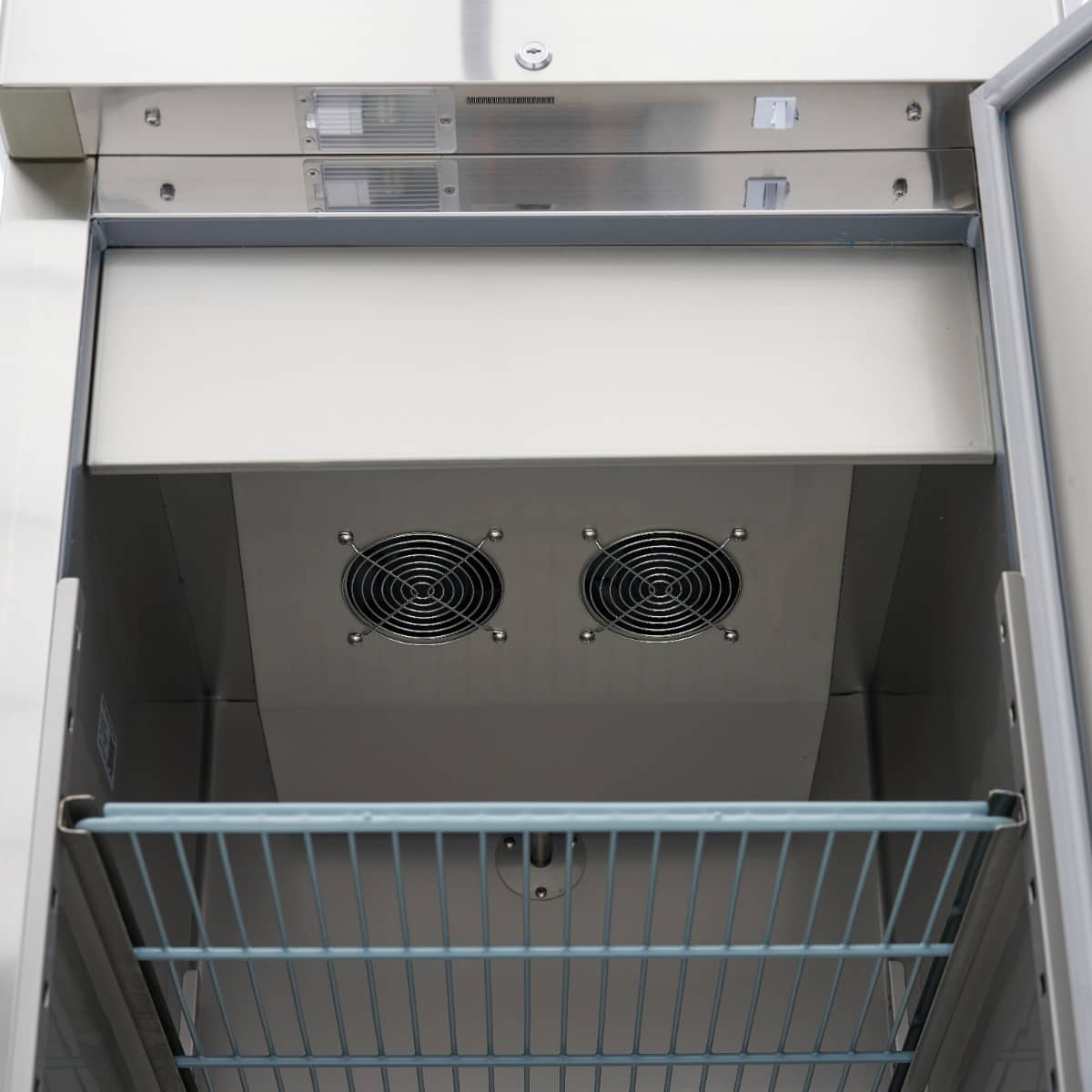 Freezer - 600L - 3 Adjustable Shelves (2/1 GN) - Stainless Steel - on Wheels — 11