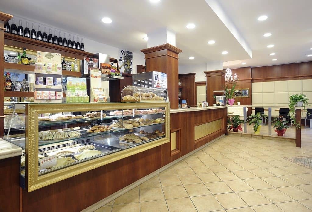 Amenajare completă cofetărie și laborator artizanal cu vitrine frigorifice Best Cold, Italia — 3
