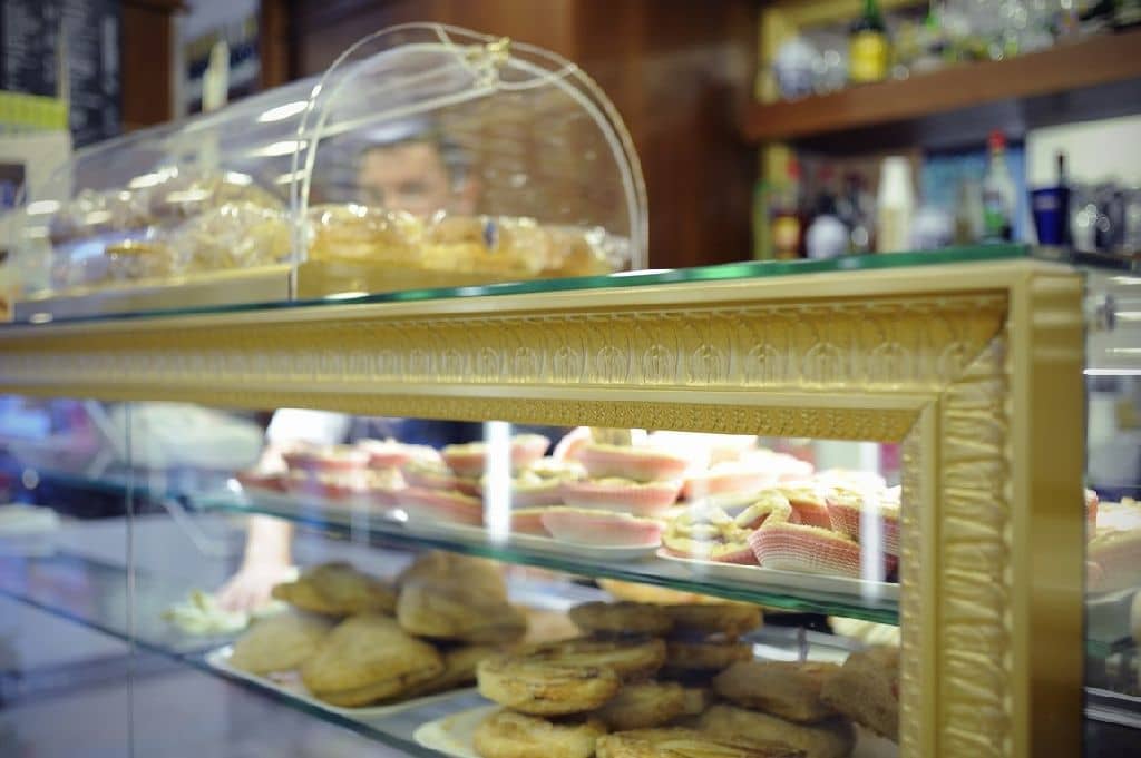 Amenajare completă cofetărie și laborator artizanal cu vitrine frigorifice Best Cold, Italia — 2