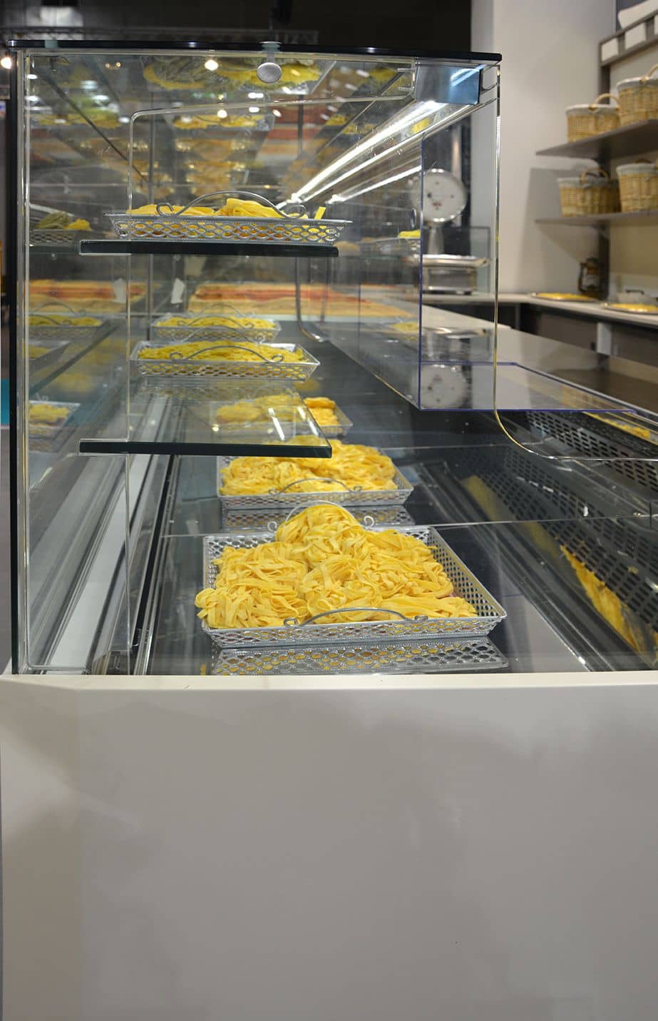 Vitrină frigorifică profesională geam drept Best Cold seria Tiffany, praline și cofetarie, Italia — 4