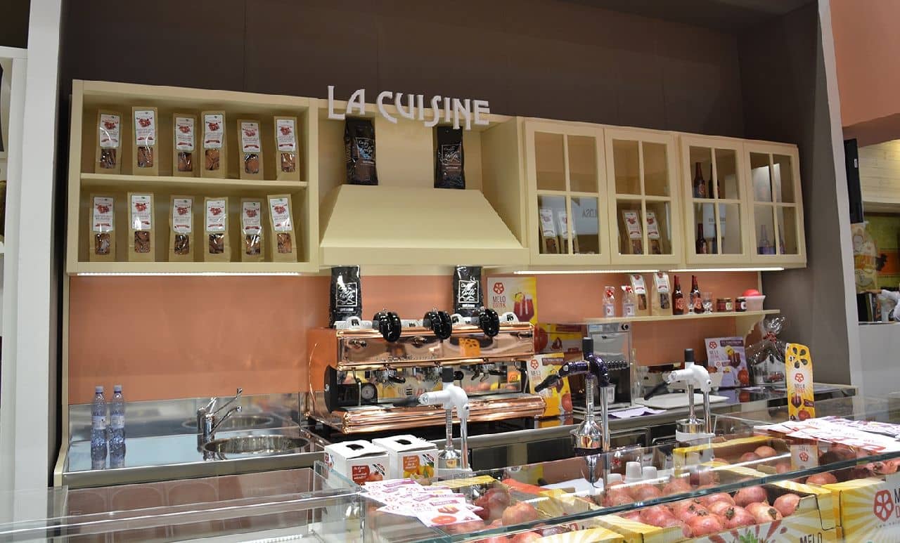 Linie bar modern cu finisaj lamelar și refrigerare Best Cold seria Fence, Italia — 4