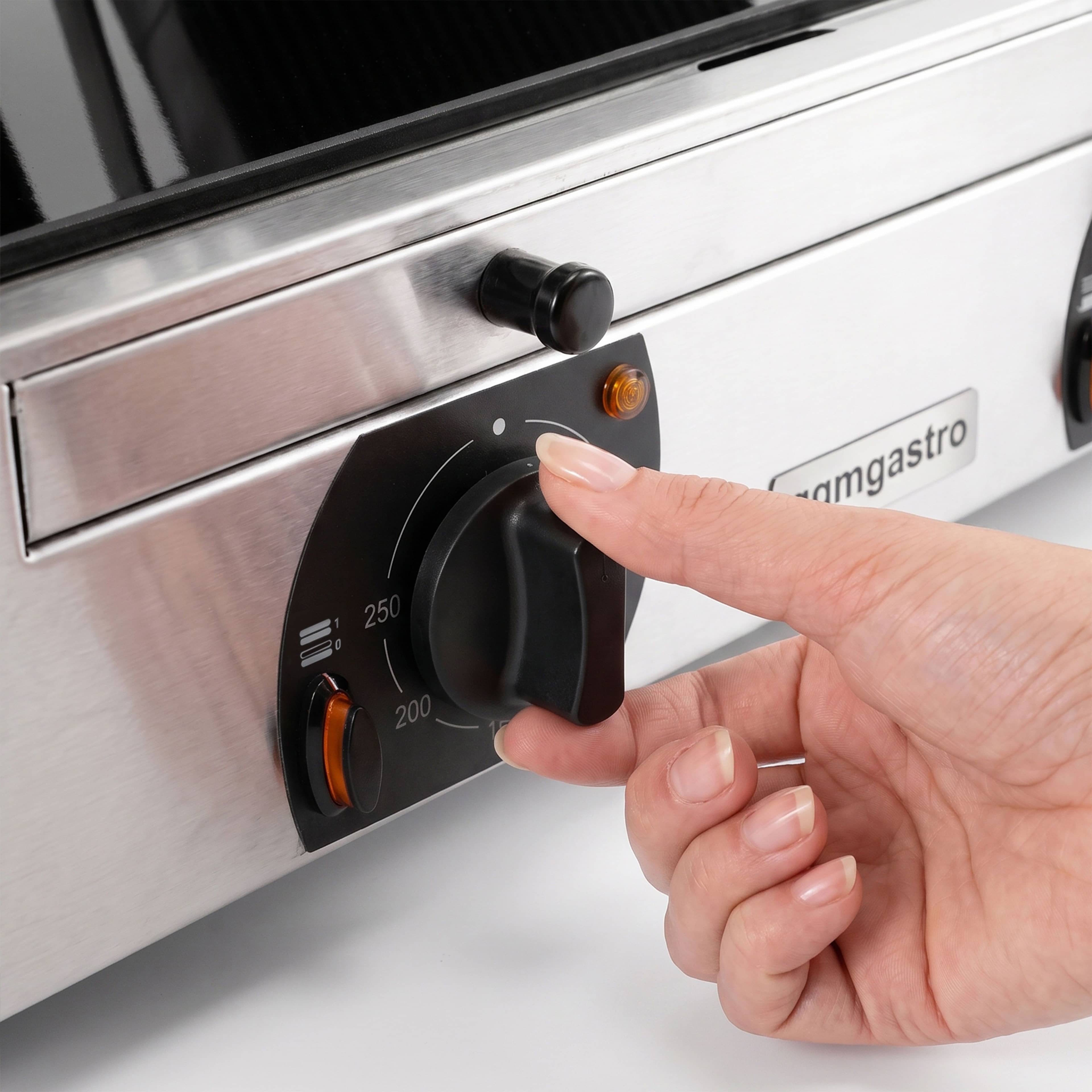 Grătar cu contact din vitroceramică – 3,4 kW – partea inferioară netedă și cea superioară striată – 2 suprafețe de gătit: 220x220 mm — 8