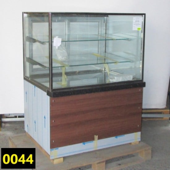 Refrigerated pastry display cabinet with 2 shelves and vertical front glass, +0°/+8°C - DAMAGED