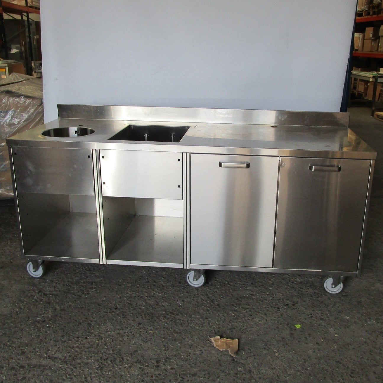 cocktail bar station with 2 hinged doors and accessories, 2000x700 mm - SHOWROOM