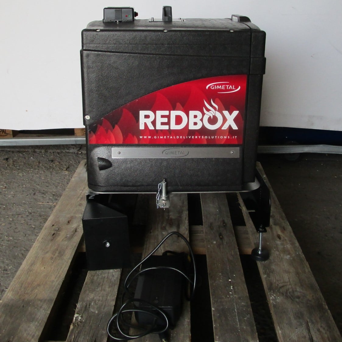 Insulated box Redbox with battery and car docking station for 10 pizzas each 33x33 cm - SHOWROOM