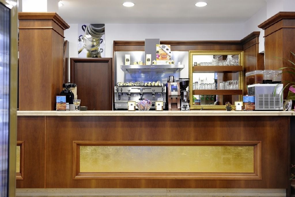 Amenajare completă cofetărie și laborator artizanal cu vitrine frigorifice Best Cold, Italia