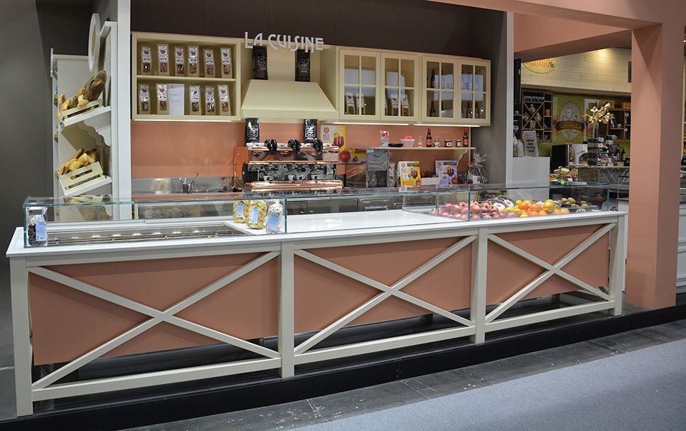 Linie bar modern cu finisaj lamelar și refrigerare Best Cold seria Fence, Italia