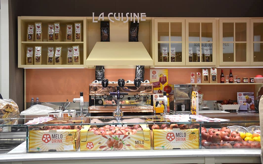 Linie bar modern cu finisaj lamelar și refrigerare Best Cold seria Fence, Italia — 3